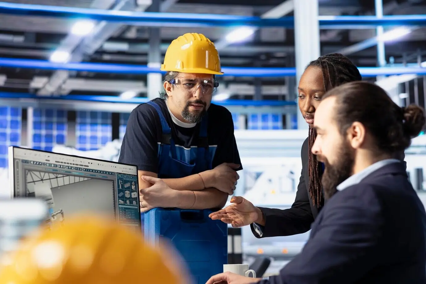 Technikerteam einer Photovoltaikfabrik, das die Systemleistung überwacht.